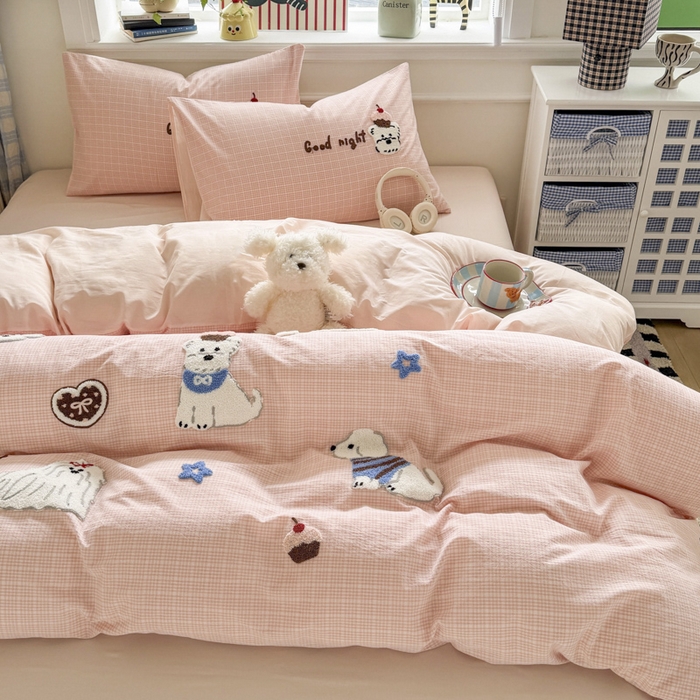 91家纺网 家纺一手货源 找家纺 寐居家纺 2026新款A类色织全棉水洗棉格子毛巾绣四件套系列 粉格汪仔