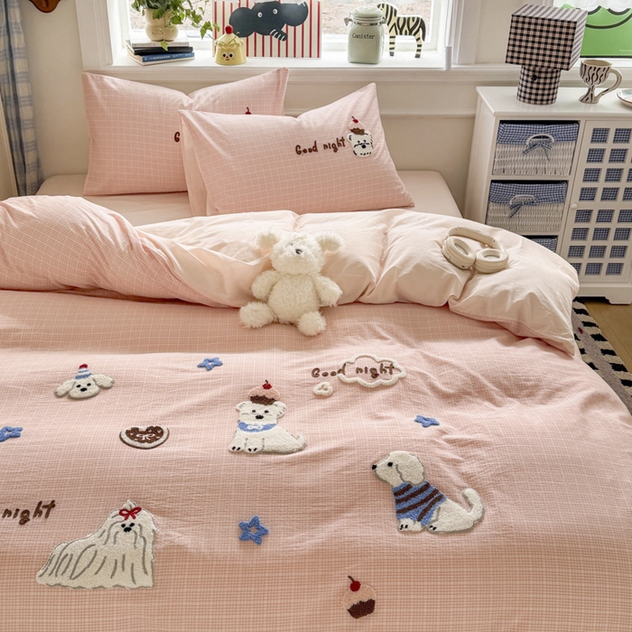 91家纺网 家纺一手货源 找家纺 寐居家纺 2026新款A类色织全棉水洗棉格子毛巾绣四件套系列 粉格汪仔