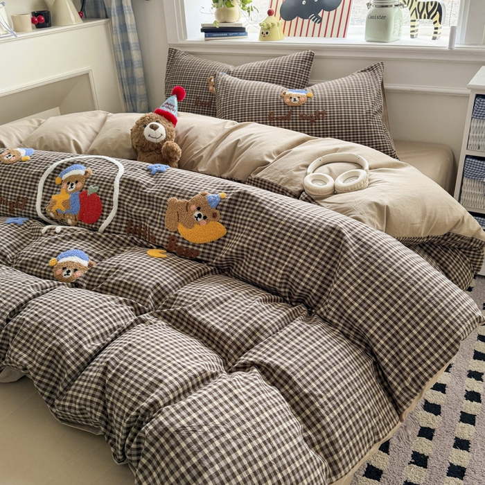 91家纺网 家纺一手货源 找家纺 寐居家纺 2026新款A类色织全棉水洗棉格子毛巾绣四件套系列 格熊织梦