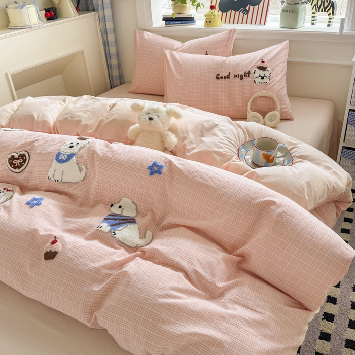 91家纺网 家纺一手货源 找家纺 寐居家纺 2026新款A类色织全棉水洗棉格子毛巾绣四件套系列 粉格汪仔