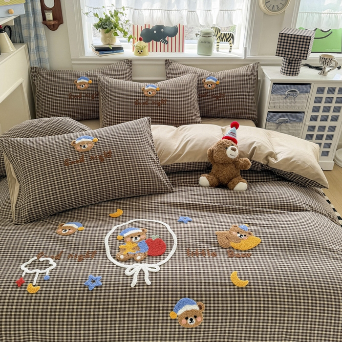 91家纺网 家纺一手货源 找家纺 寐居家纺 2026新款A类色织全棉水洗棉格子毛巾绣四件套系列 格熊织梦