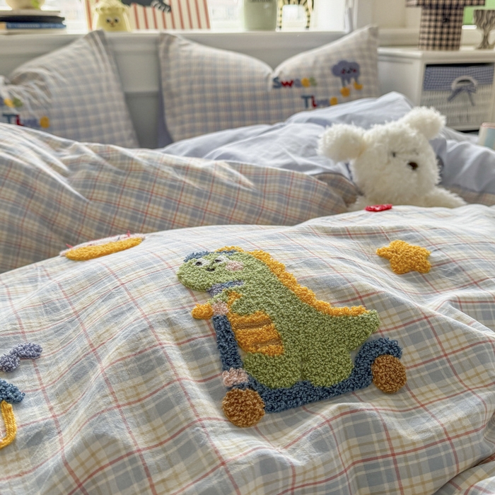 91家纺网 家纺一手货源 找家纺 寐居家纺 2026新款A类色织全棉水洗棉格子毛巾绣四件套系列 浅格恐龙