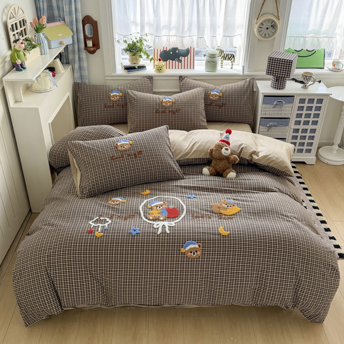 91家纺网 家纺一手货源 找家纺 寐居家纺 2026新款A类色织全棉水洗棉格子毛巾绣四件套系列 格熊织梦