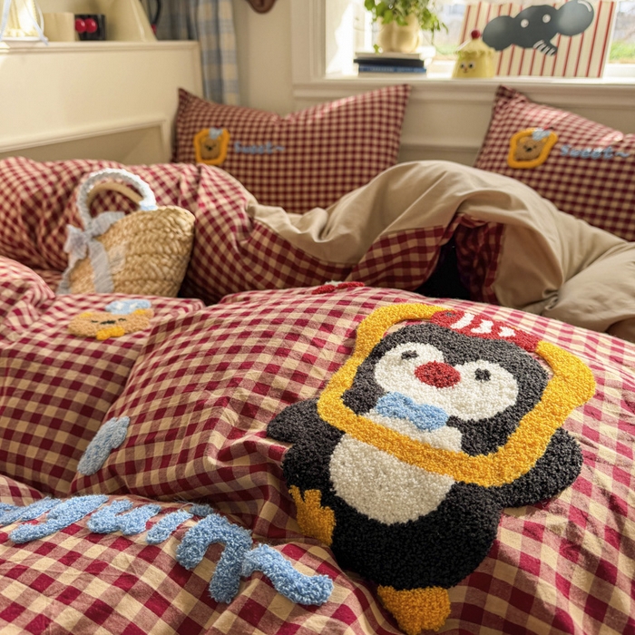 91家纺网 家纺一手货源 找家纺 寐居家纺 2026新款A类色织全棉水洗棉格子毛巾绣四件套系列 红格企鹅