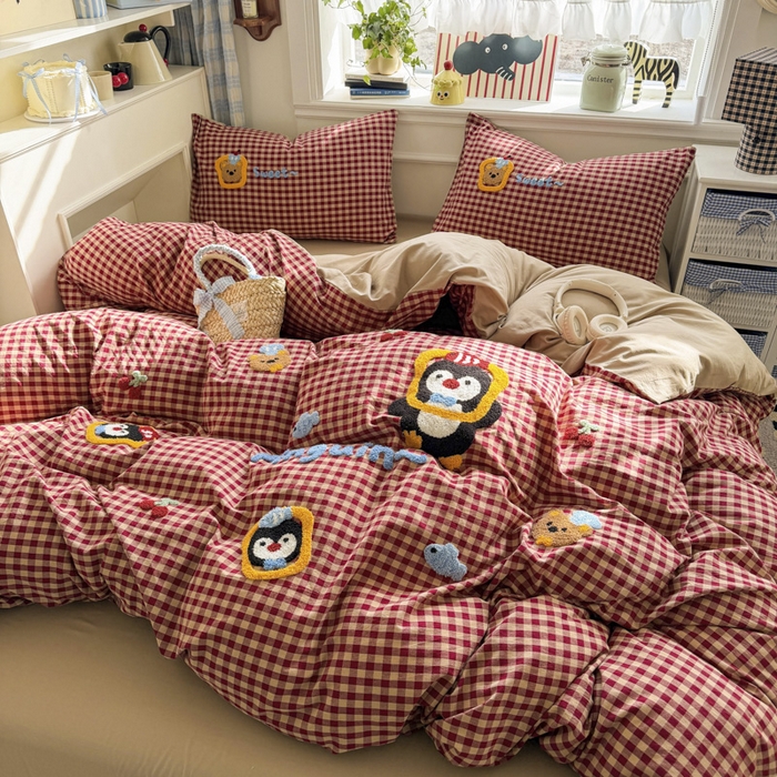 91家纺网 家纺一手货源 找家纺 寐居家纺 2026新款A类色织全棉水洗棉格子毛巾绣四件套系列 红格企鹅