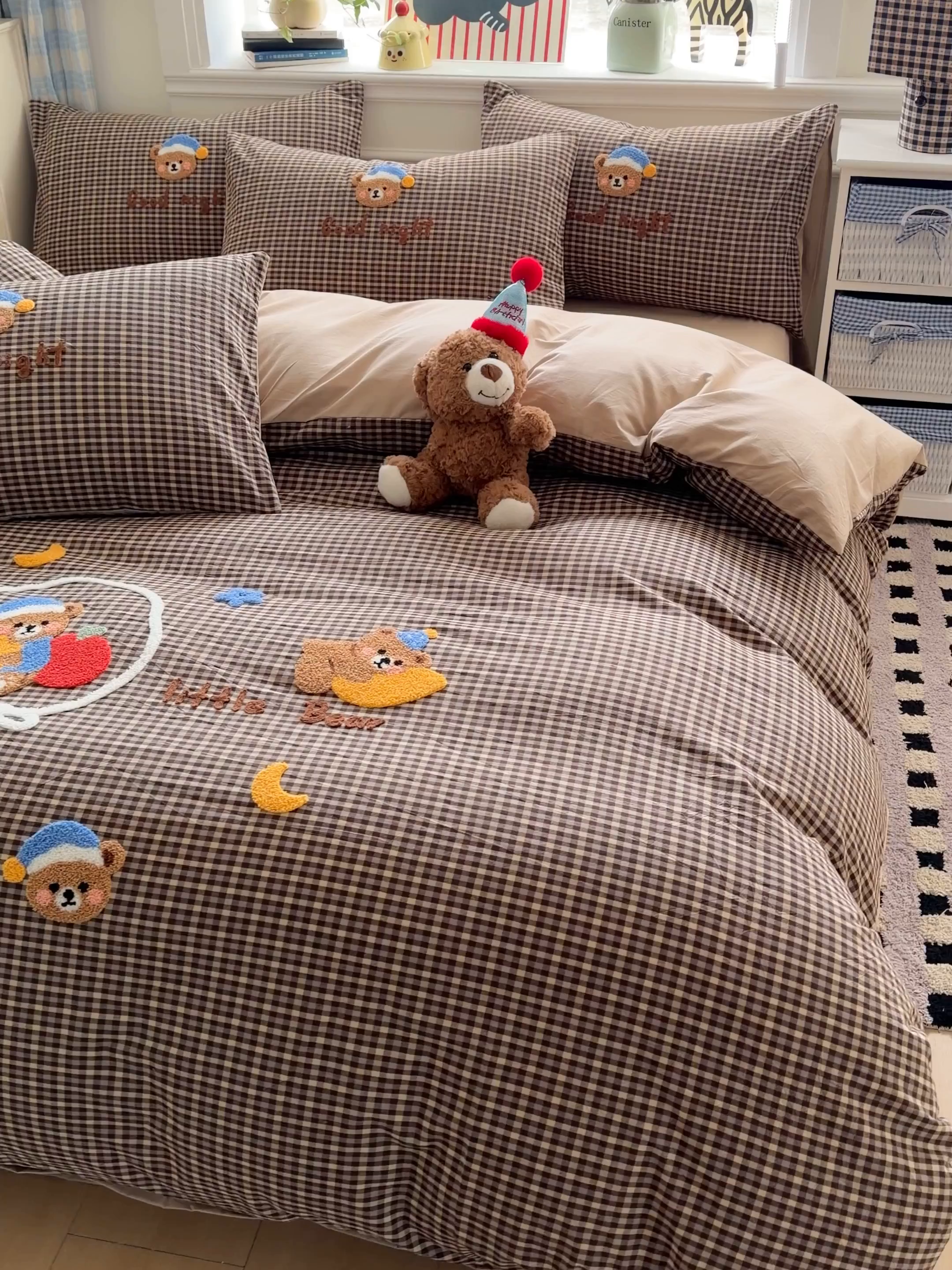 91家纺网 家纺一手货源 找家纺 寐居家纺 2026新款A类色织全棉水洗棉格子毛巾绣四件套系列 格熊织梦