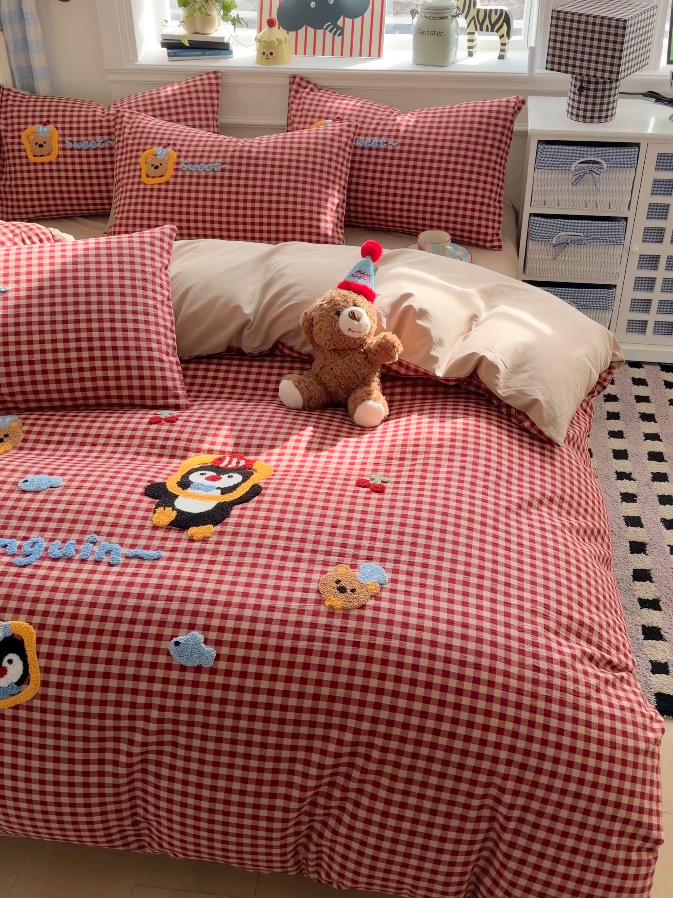 91家纺网 家纺一手货源 找家纺 寐居家纺 2026新款A类色织全棉水洗棉格子毛巾绣四件套系列 红格企鹅