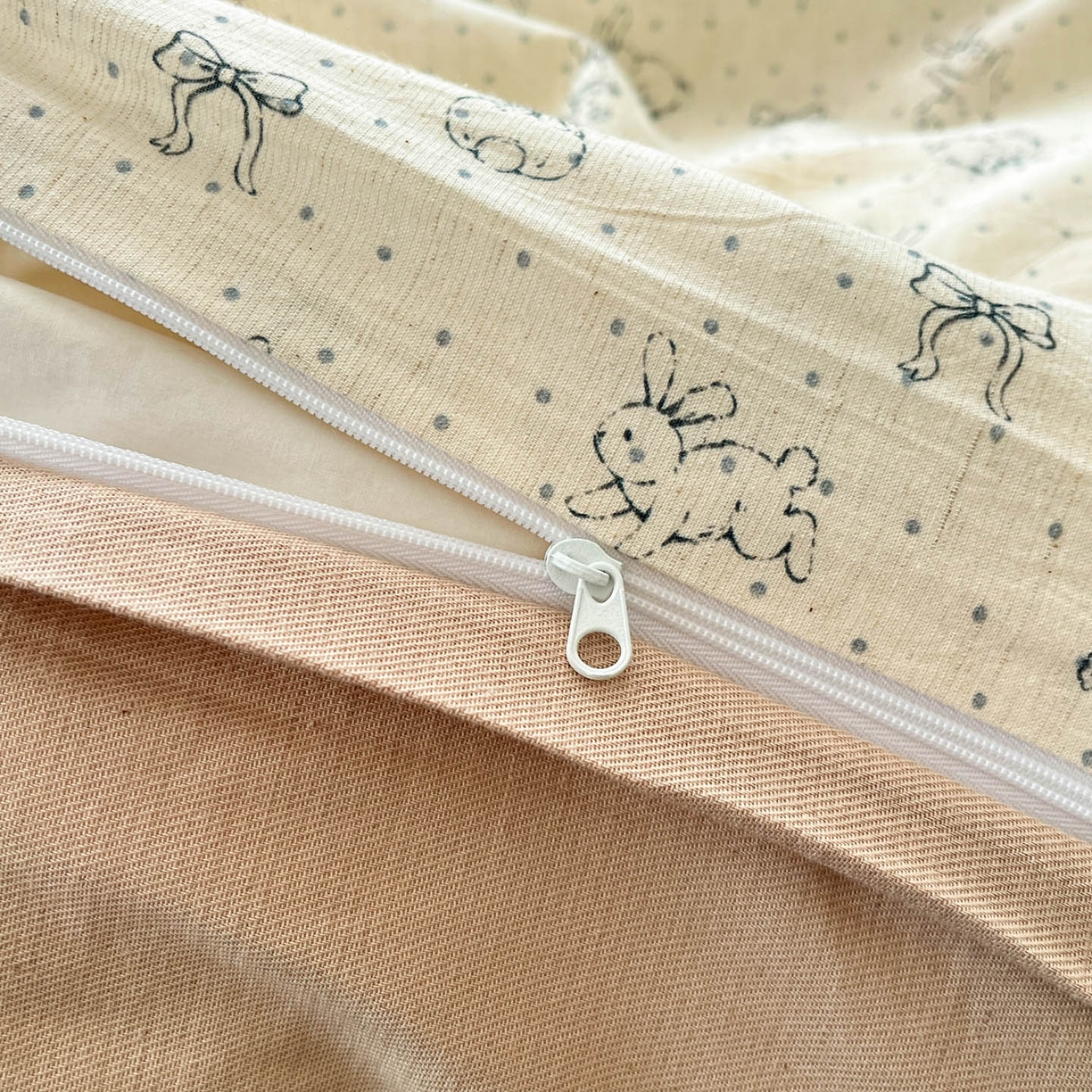 91家纺网 家纺一手货源 找家纺 寐居家纺 2026新款A类复古棉麻四件套 浅梦蝶兔