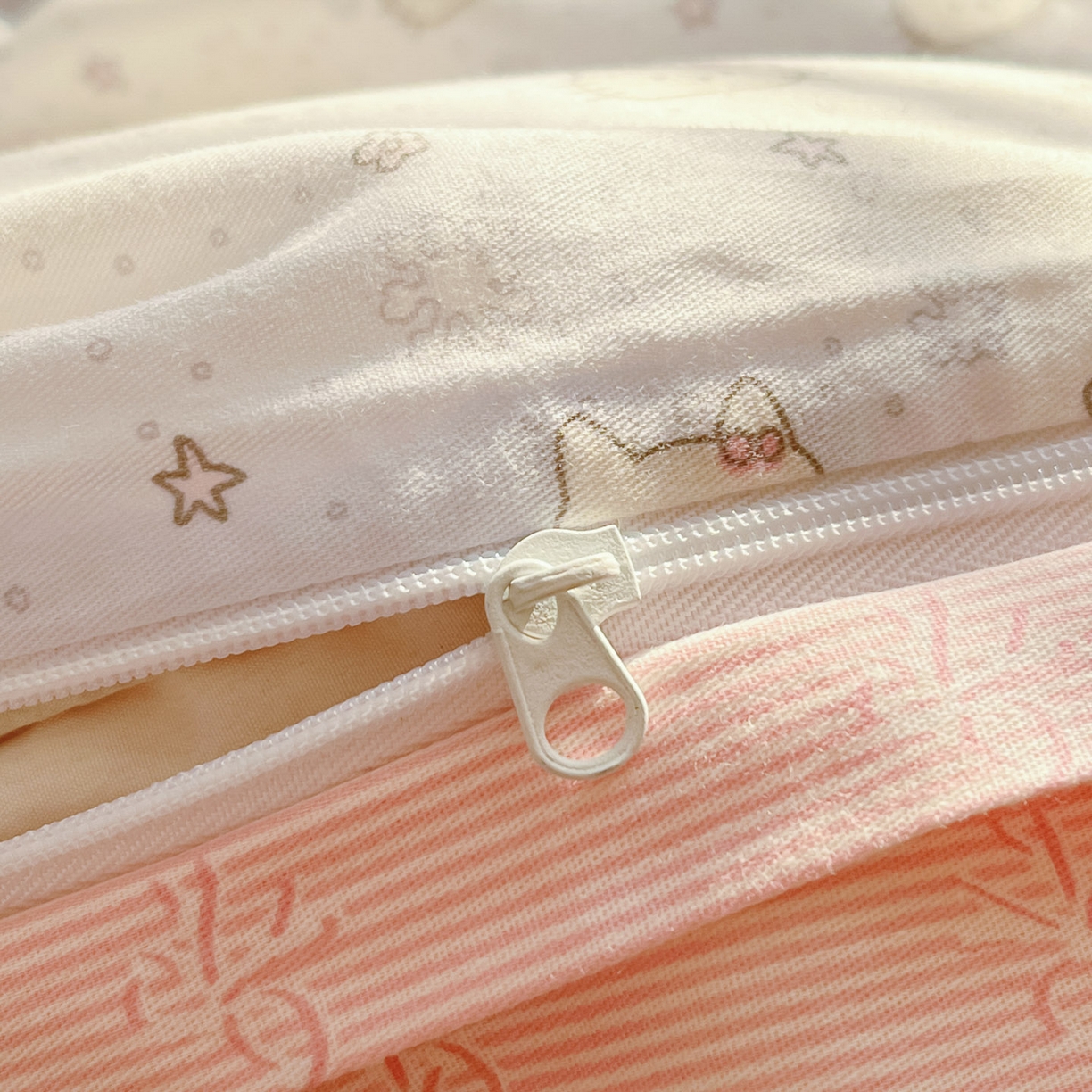 91家纺网 家纺一手货源 找家纺 寐居家纺 2026新款全棉毛巾绣四件套 粉雾kitty