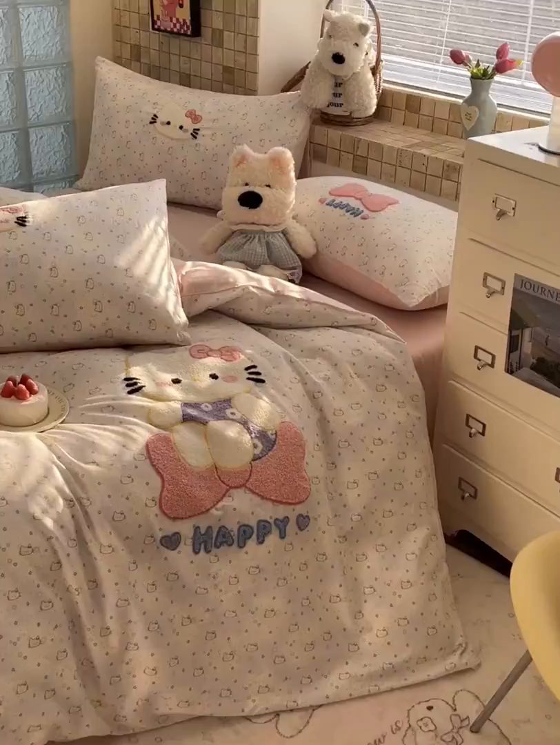 91家纺网 家纺一手货源 找家纺 寐居家纺 2026新款全棉毛巾绣四件套 粉雾kitty