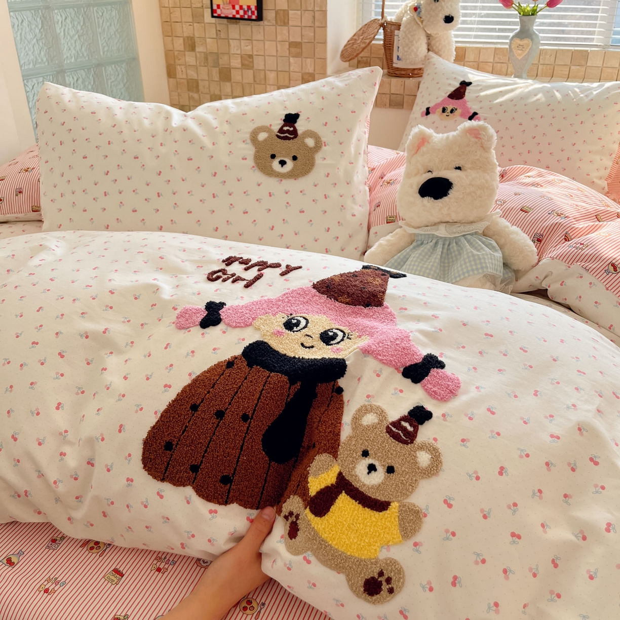 91家纺网 家纺一手货源 找家纺 寐居家纺 2026新款全棉毛巾绣四件套 甜樱蜜友