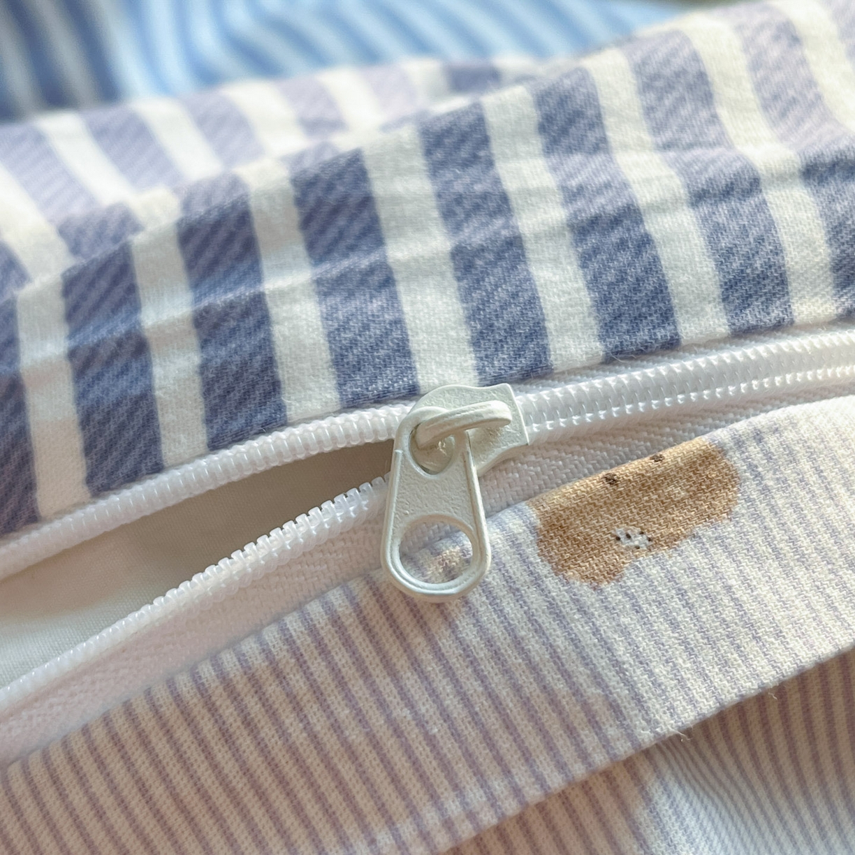 91家纺网 家纺一手货源 找家纺 寐居家纺 2026新款全棉毛巾绣四件套 条纹酷熊