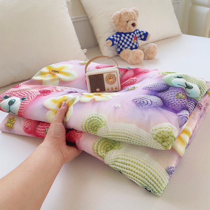 91家纺网 家纺一手货源 找家纺 默忆 2026新款直播热款5D数码凉感冰丝夏被 凯特熊紫