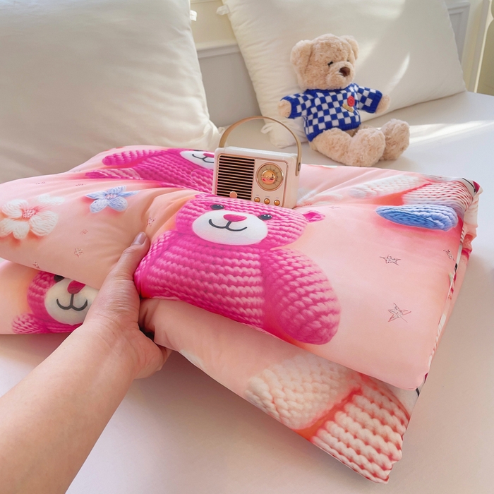 91家纺网 家纺一手货源 找家纺 默忆 2026新款直播热款5D数码凉感冰丝夏被 粉色毛线熊