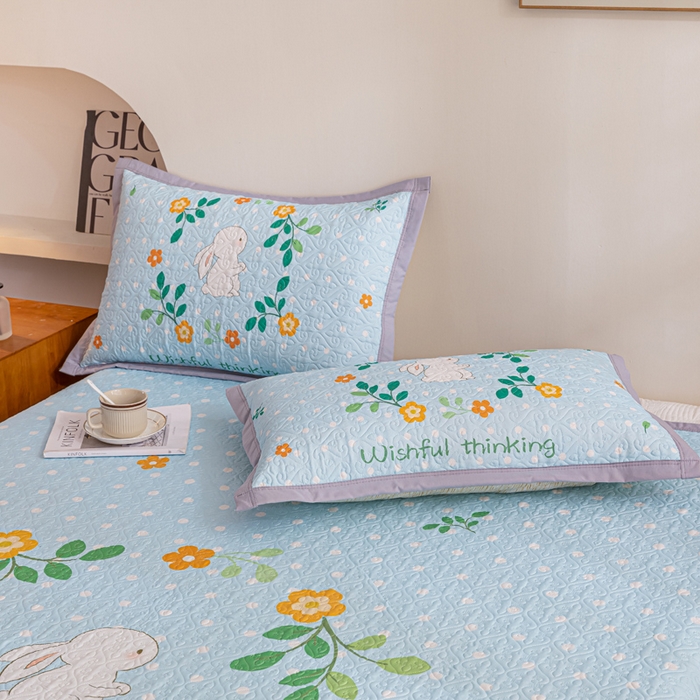 91家纺网 家纺一手货源 找家纺 麦田家纺 2026新款天丝绸大版数码印花单床盖床盖单件 快乐小兔-蓝