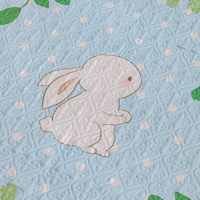 91家纺网 家纺一手货源 找家纺 麦田家纺 2026新款天丝绸大版数码印花单床盖床盖单件 快乐小兔-蓝