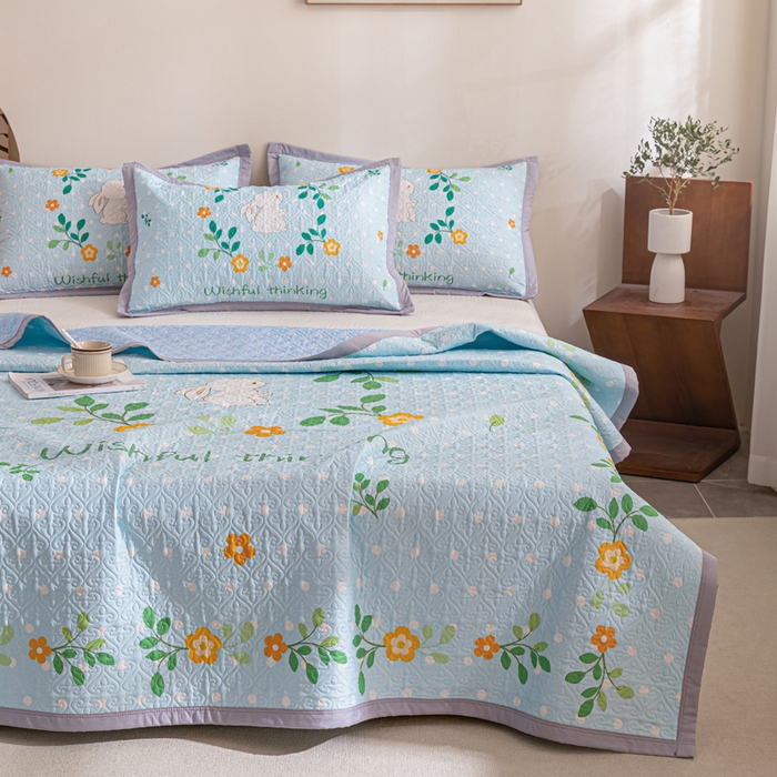 91家纺网 家纺一手货源 找家纺 麦田家纺 2026新款天丝绸大版数码印花单床盖床盖单件 快乐小兔-蓝