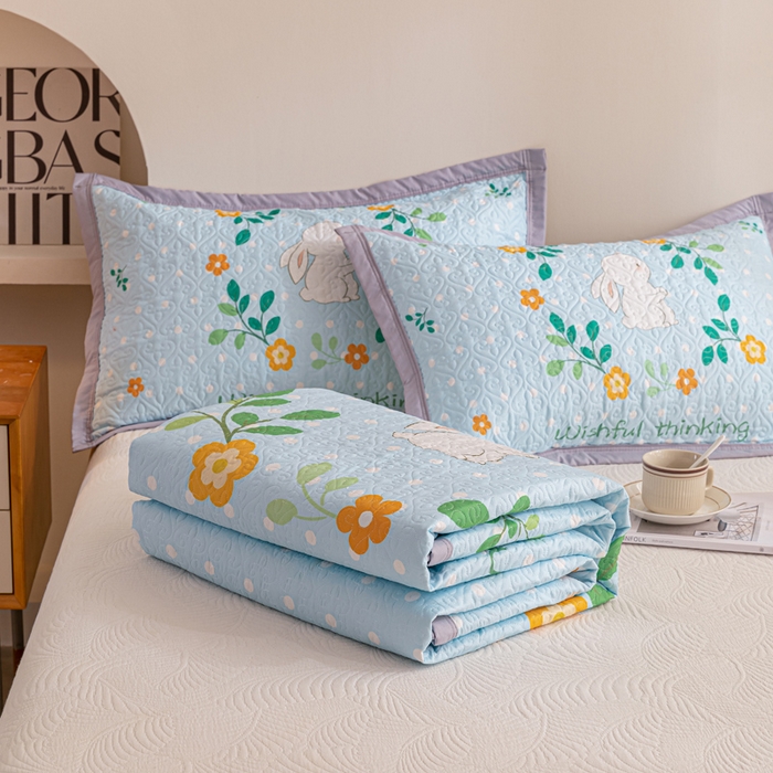 91家纺网 家纺一手货源 找家纺 麦田家纺 2026新款天丝绸大版数码印花单床盖床盖单件 快乐小兔-蓝