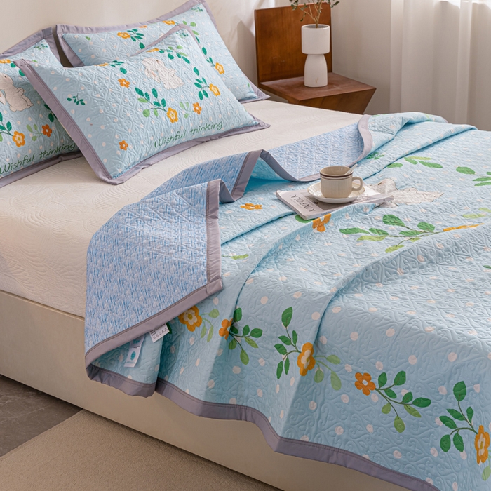 91家纺网 家纺一手货源 找家纺 麦田家纺 2026新款天丝绸大版数码印花单床盖床盖单件 快乐小兔-蓝