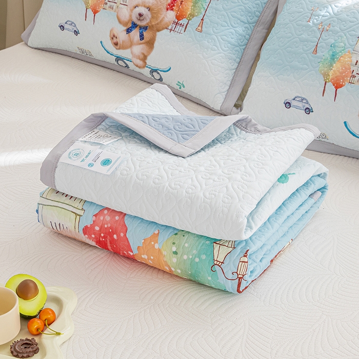 91家纺网 家纺一手货源 找家纺 麦田家纺 2026新款天丝绸大版数码印花单床盖床盖单件 快乐家族-兰