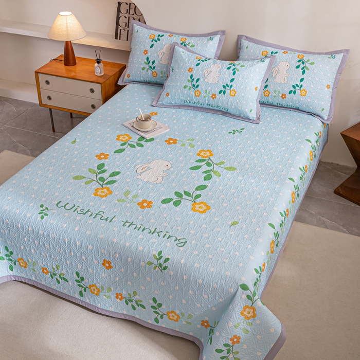 91家纺网 家纺一手货源 找家纺 麦田家纺 2026新款天丝绸大版数码印花单床盖床盖单件 快乐小兔-蓝