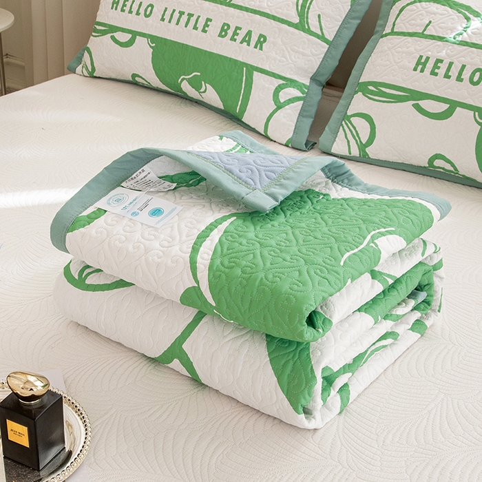 91家纺网 家纺一手货源 找家纺 麦田家纺 2026新款天丝绸大版数码印花单床盖床盖单件 小熊比尔-绿