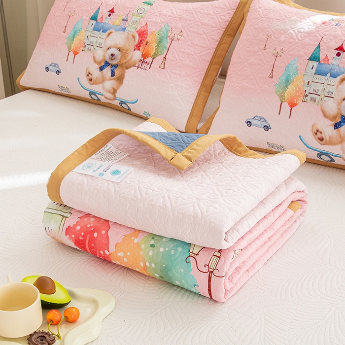 91家纺网 家纺一手货源 找家纺 麦田家纺 2026新款天丝绸大版数码印花单床盖床盖单件 快乐家族-粉