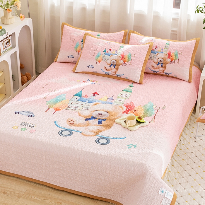 91家纺网 家纺一手货源 找家纺 麦田家纺 2026新款天丝绸大版数码印花单床盖床盖单件 快乐家族-粉