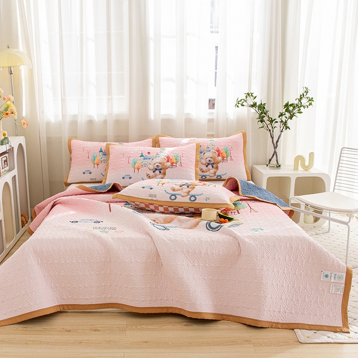 91家纺网 家纺一手货源 找家纺 麦田家纺 2026新款天丝绸大版数码印花单床盖床盖单件 快乐家族-粉