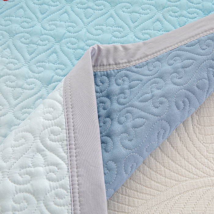 91家纺网 家纺一手货源 找家纺 麦田家纺 2026新款天丝绸大版数码印花单床盖床盖单件 快乐家族-兰