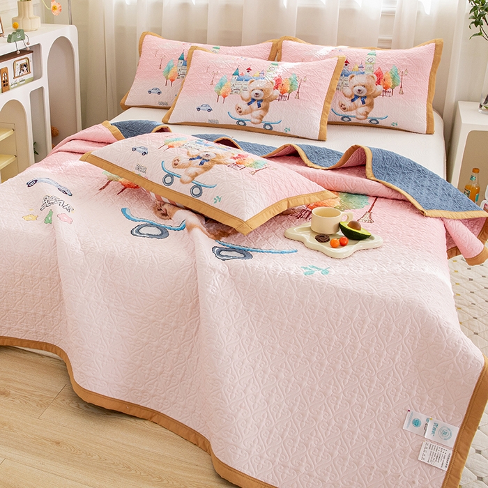 91家纺网 家纺一手货源 找家纺 麦田家纺 2026新款天丝绸大版数码印花单床盖床盖单件 快乐家族-粉