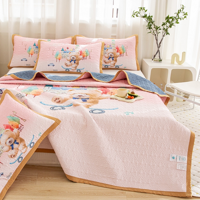 91家纺网 家纺一手货源 找家纺 麦田家纺 2026新款天丝绸大版数码印花单床盖床盖单件 快乐家族-粉