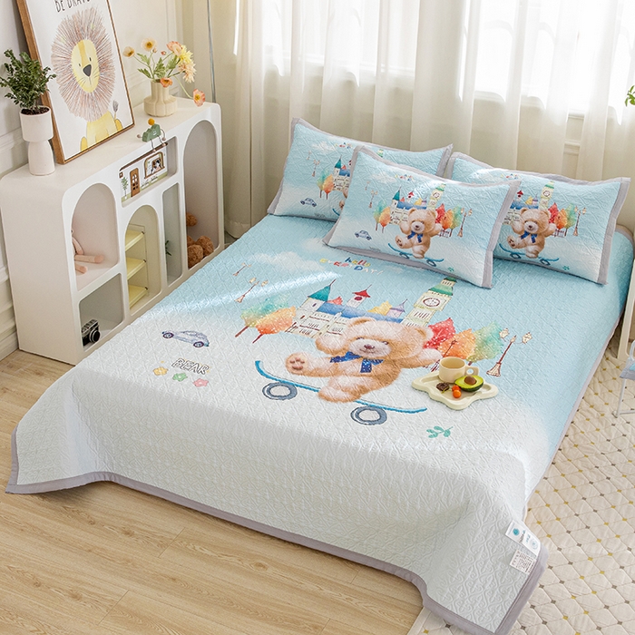 91家纺网 家纺一手货源 找家纺 麦田家纺 2026新款天丝绸大版数码印花单床盖床盖单件 快乐家族-兰