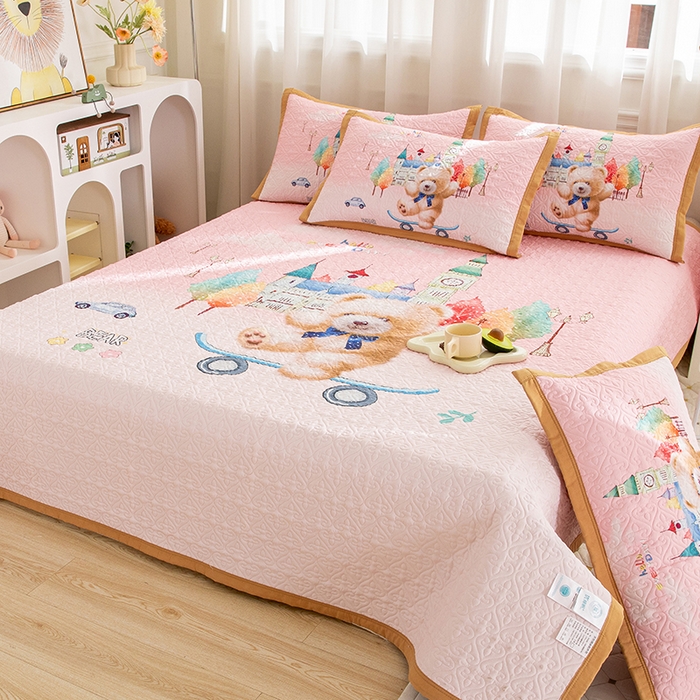 91家纺网 家纺一手货源 找家纺 麦田家纺 2026新款天丝绸大版数码印花单床盖床盖单件 快乐家族-粉