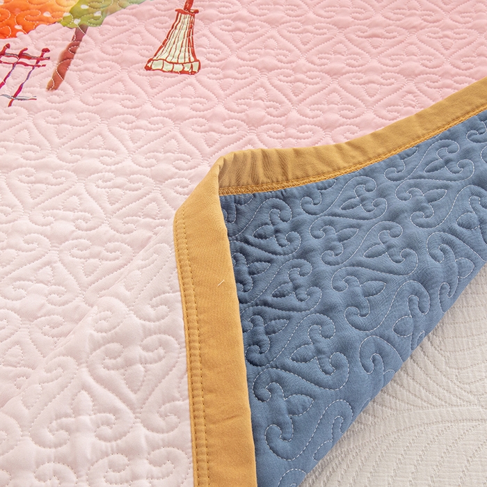 91家纺网 家纺一手货源 找家纺 麦田家纺 2026新款天丝绸大版数码印花单床盖床盖单件 快乐家族-粉