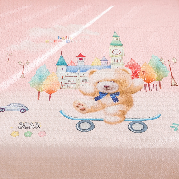 91家纺网 家纺一手货源 找家纺 麦田家纺 2026新款天丝绸大版数码印花单床盖床盖单件 快乐家族-粉