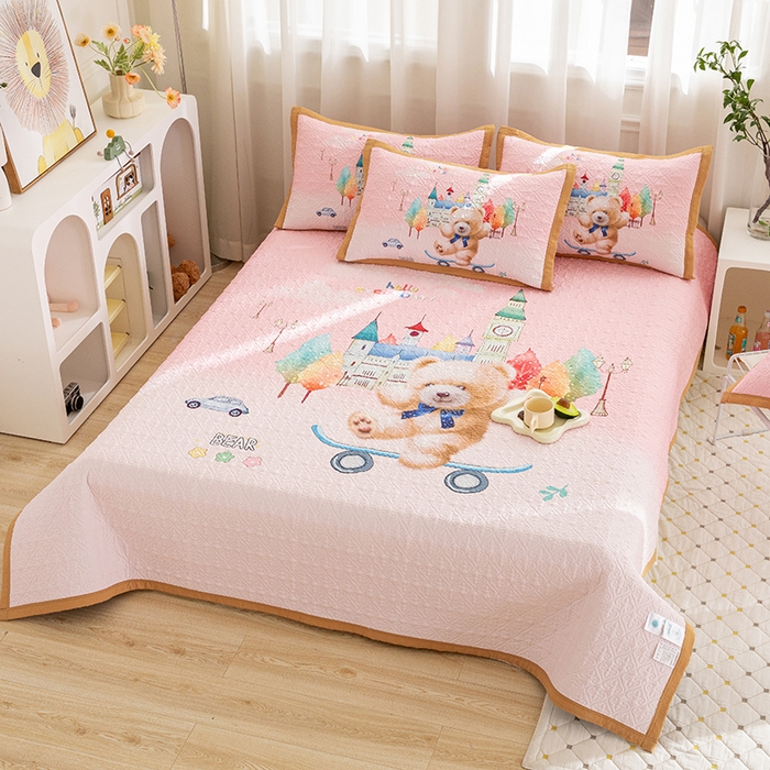 91家纺网 家纺一手货源 找家纺 麦田家纺 2026新款天丝绸大版数码印花单床盖床盖单件 快乐家族-粉