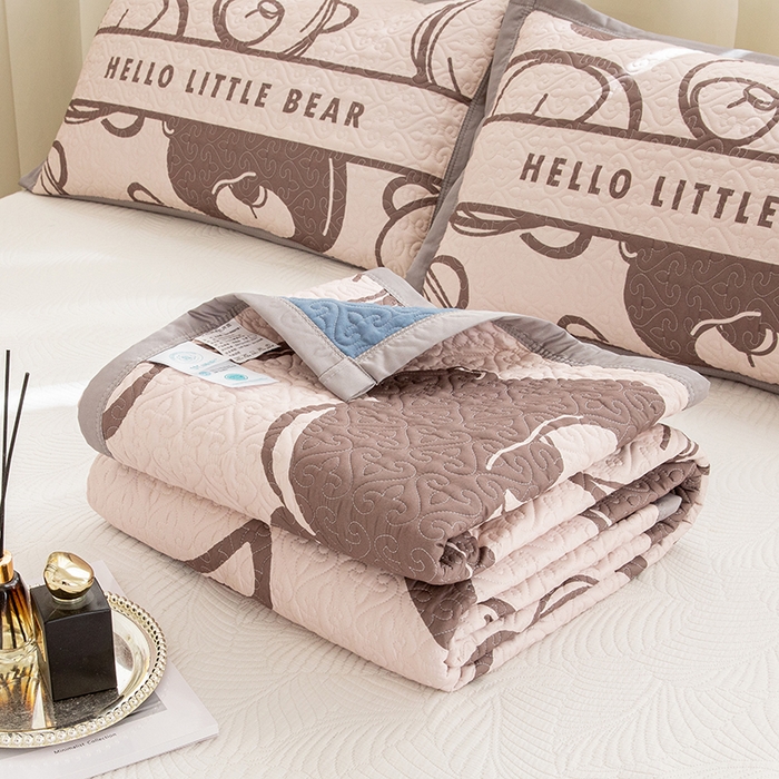 91家纺网 家纺一手货源 找家纺 麦田家纺 2026新款天丝绸大版数码印花单床盖床盖单件 小熊比尔-咖