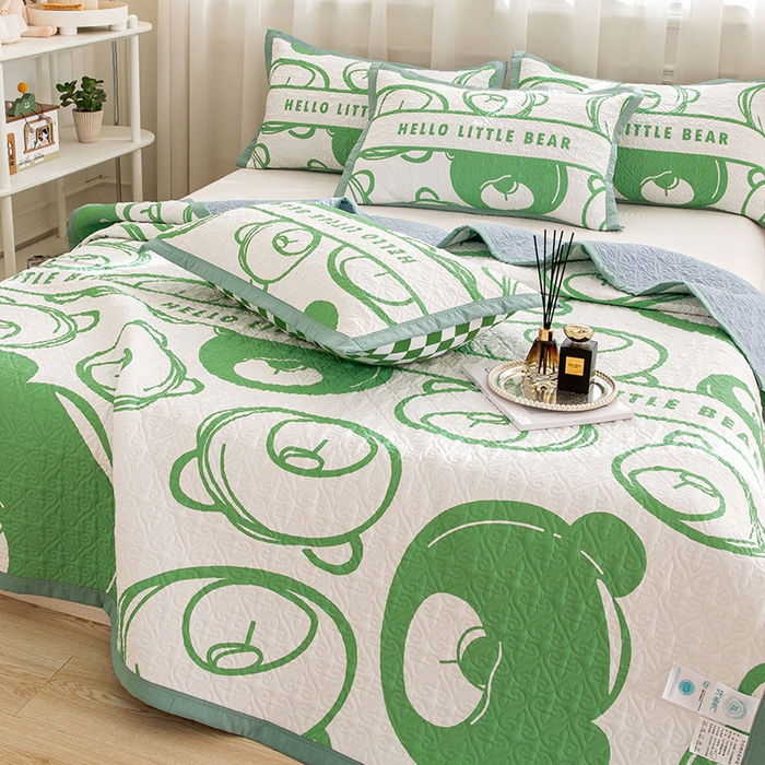 91家纺网 家纺一手货源 找家纺 麦田家纺 2026新款天丝绸大版数码印花单床盖床盖单件 小熊比尔-绿