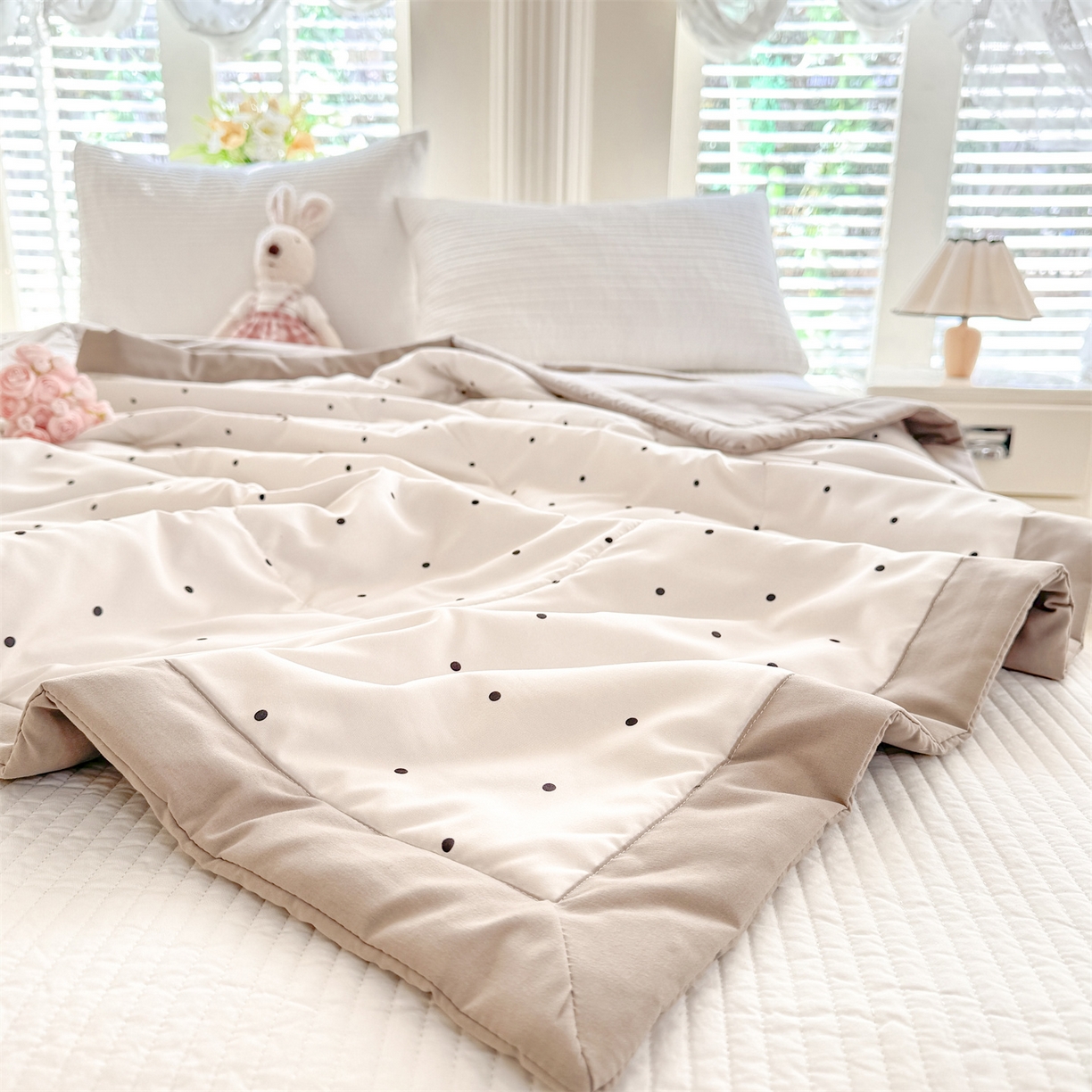 91家纺网 家纺一手货源 找家纺 优贝家纺 2026新款水洗棉云朵棉双层纱手包边抗菌夏凉被空调被 被子被芯 奶咖波点