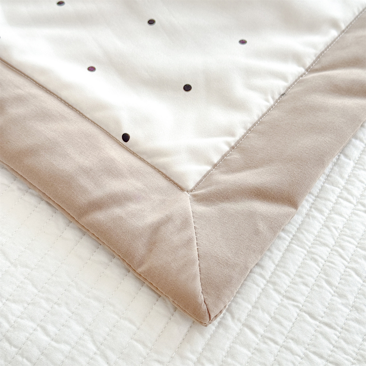 91家纺网 家纺一手货源 找家纺 优贝家纺 2026新款水洗棉云朵棉双层纱手包边抗菌夏凉被空调被 被子被芯 奶咖波点