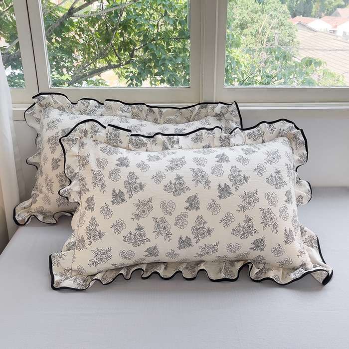 91家纺网 家纺一手货源 找家纺 绘萱家居 2026直播爆款云感皱皱纱双层纱皱皱棉花边四件套印花水洗棉 赫本