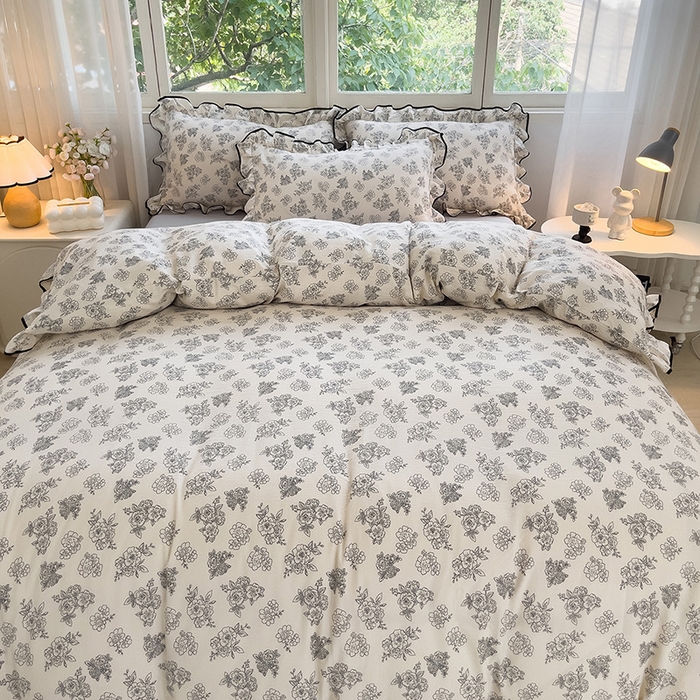 91家纺网 家纺一手货源 找家纺 绘萱家居 2026直播爆款云感皱皱纱双层纱皱皱棉花边四件套印花水洗棉 赫本