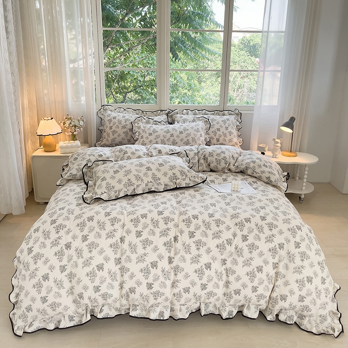 91家纺网 家纺一手货源 找家纺 绘萱家居 2026直播爆款云感皱皱纱双层纱皱皱棉花边四件套印花水洗棉 赫本