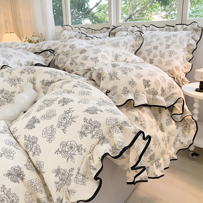 91家纺网 家纺一手货源 找家纺 绘萱家居 2026直播爆款云感皱皱纱双层纱皱皱棉花边四件套印花水洗棉 赫本