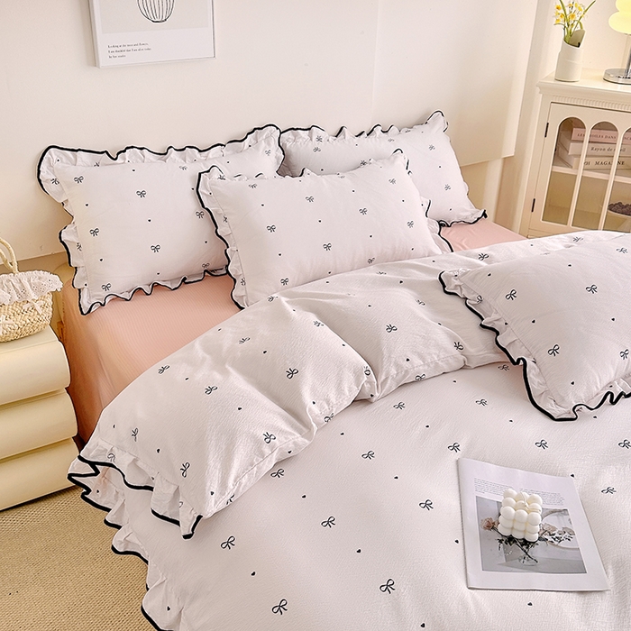 91家纺网 家纺一手货源 找家纺 绘萱家居 2026直播爆款云感皱皱纱双层纱皱皱棉花边四件套印花水洗棉 蝴蝶恋-粉