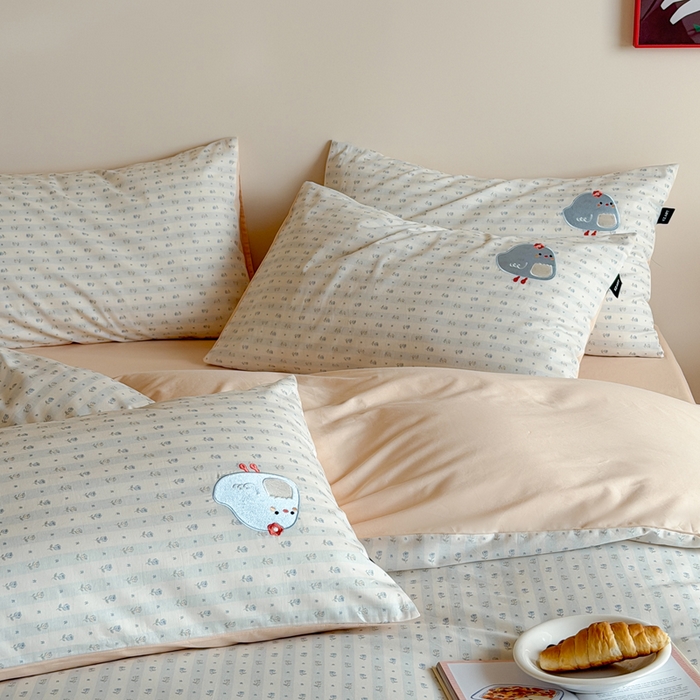 91家纺网 家纺一手货源 找家纺 卡姿家纺 2026春夏全棉萌趣气质大贴布系列四件套— 第二季 小鸡朵拉