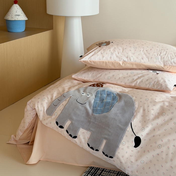 91家纺网 家纺一手货源 找家纺 卡姿家纺 2026春夏全棉萌趣气质大贴布系列四件套— 第二季 大象图图