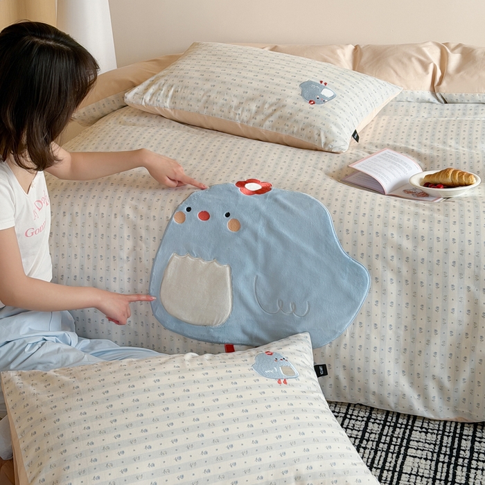 91家纺网 家纺一手货源 找家纺 卡姿家纺 2026春夏全棉萌趣气质大贴布系列四件套— 第二季 小鸡朵拉