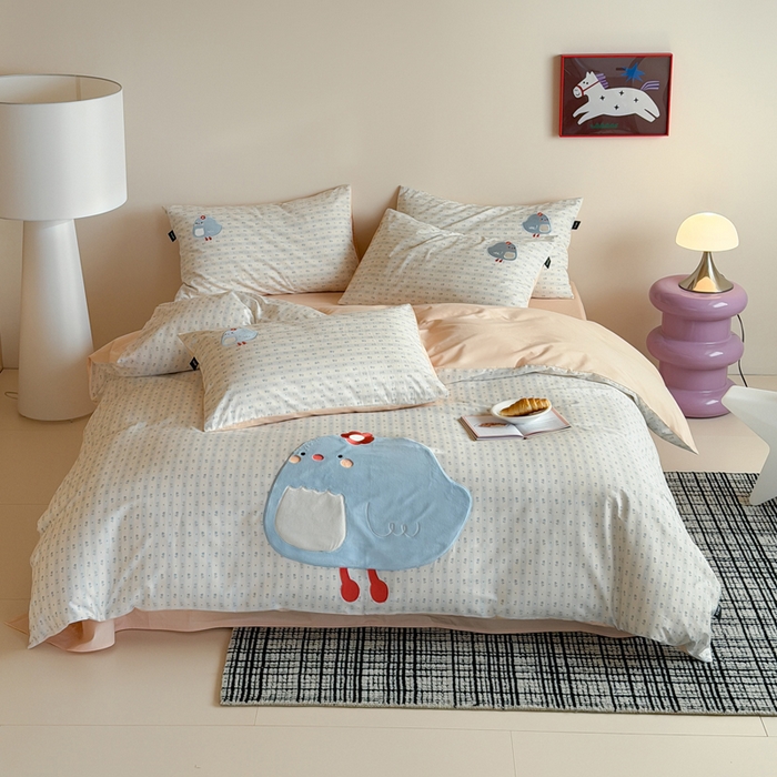 91家纺网 家纺一手货源 找家纺 卡姿家纺 2026春夏全棉萌趣气质大贴布系列四件套— 第二季 小鸡朵拉